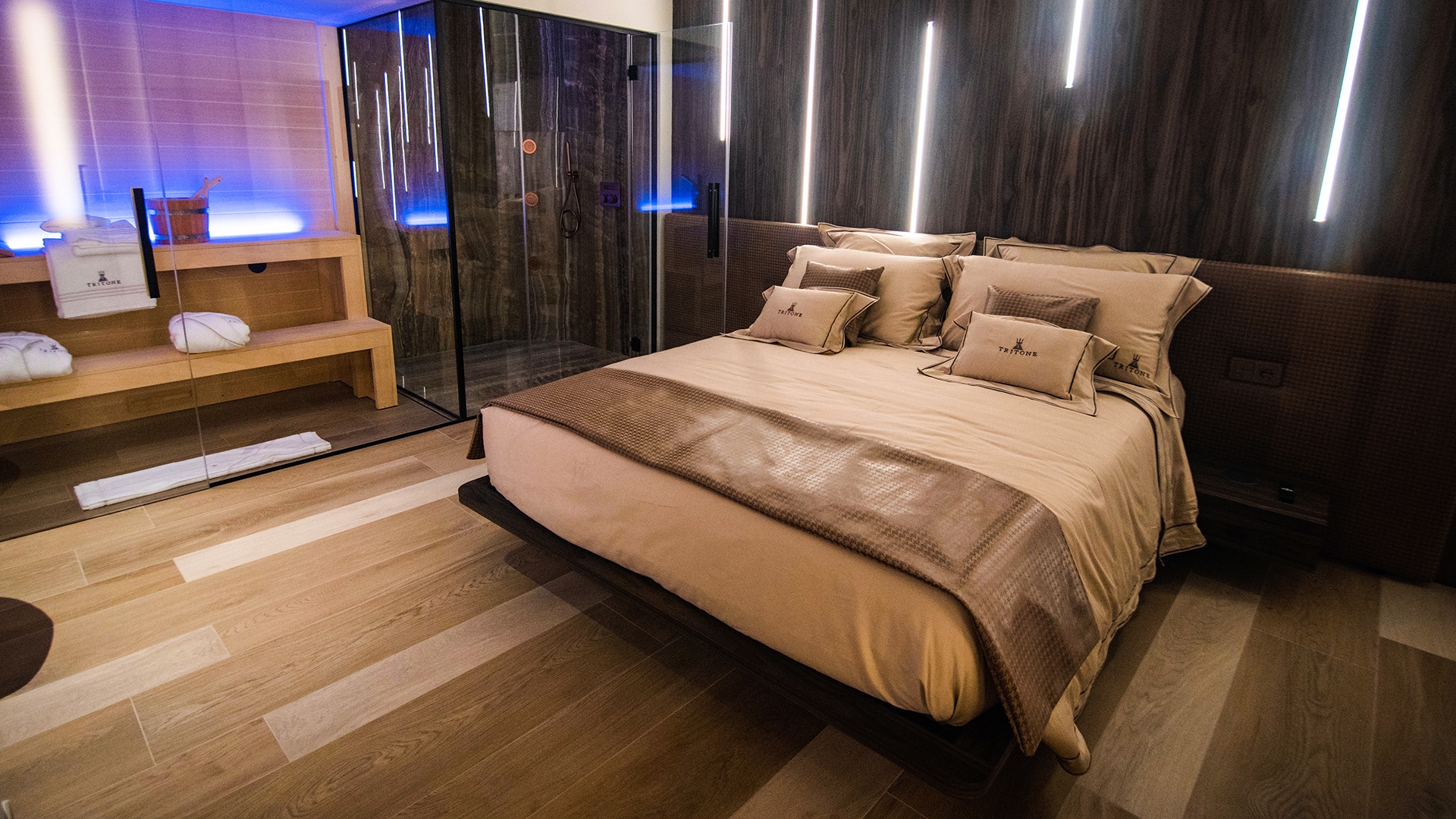 CONTRACT/HOTEL